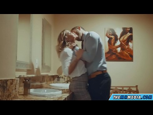 ❤️ Nalika pirang semok seduces sampeyan ing toilet umum ️ Porno ing pornojv.pornoreino-com.ru ️❤